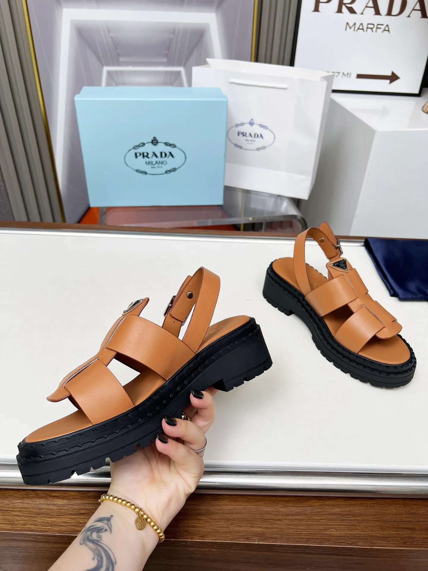 👟👟Ex-factory price 420👟👟 PRADA/Prada 25ss new spring and summer sandals. The simple design is probably the most popular thing about it. It is not the kind that is found on the street. It has its own brand personality. The fabric is made of calfskin and the lining is mixed sheepskin. Heel height: 4.5cm Size: #35-41 (35 41 custom-made is not returnable)
